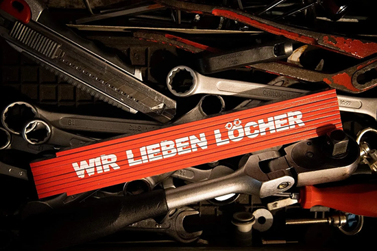Bild von TOX 09969001 Meterstab 2 mtr. rot/weiß, mit Aufdruck: wir lieben Löcher, Gliedermaßstab für Heim & Handwerker, 1 Stück Zollstock