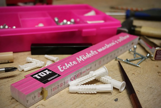 Bild von TOX 09969002 Meterstab 2 mtr. pink/weiß, mit Aufdruck Mädels machen´s selber, Gliedermaßstab für echte Powerfrauen, 1 Stück Zollstock